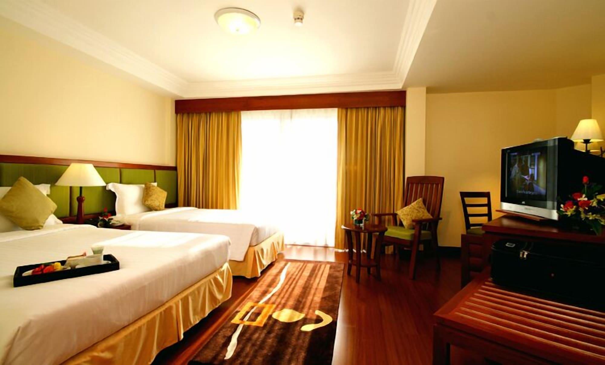 Kalim Resort Patong Luaran gambar
